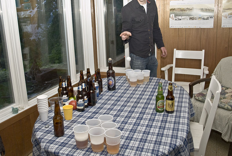 800px-Partie_de_Beer_Pong